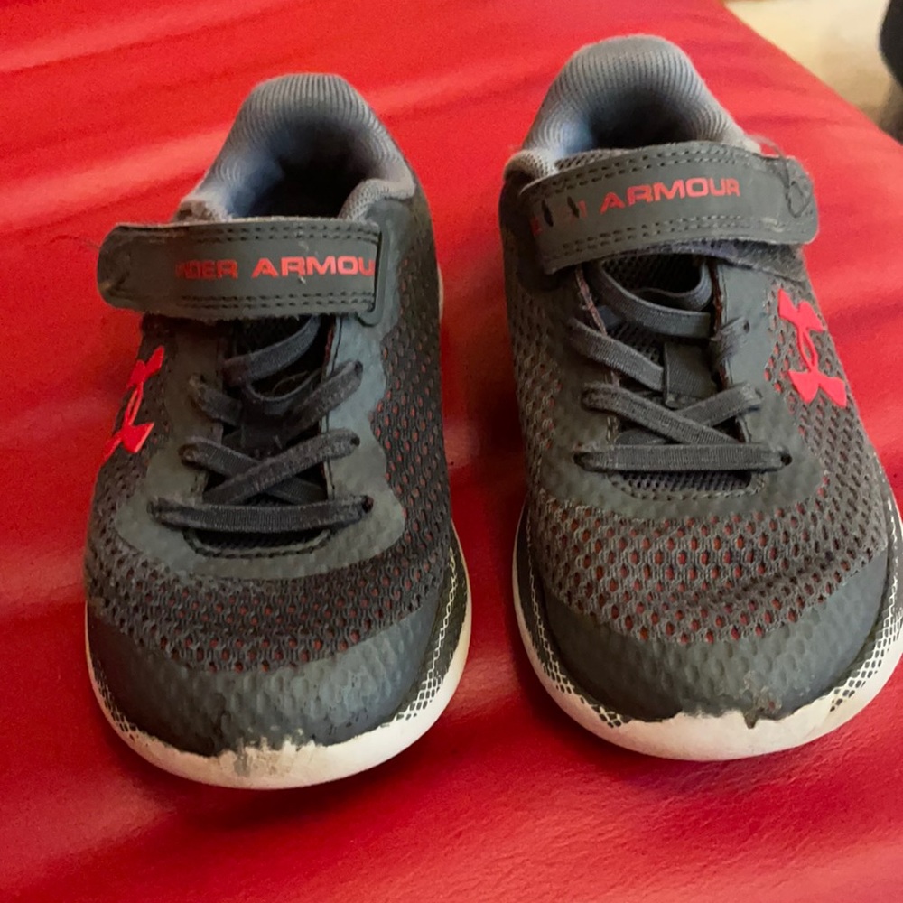 UNDER ARMOUR sneakers